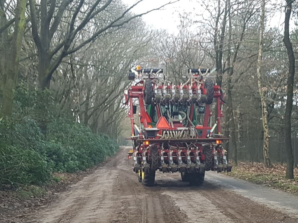 Loonbedrijf Heyboer uit Biddinghuizen (Fl.) is met de zaaimachine over een zandweg onderweg naar een perceel van Cees Teunissen in Wekerom (Gld.) om uien te zaaien. Een dag eerder zaaide Heyboer al 3 hectare zaaiuien bij Garderen (Gld.). Foto's: Sytze Bakker