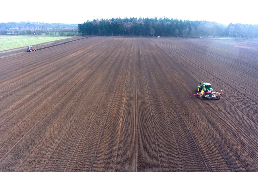 De vorige dag is hier al een begin gemaakt met zaaien. Het betreft een perceel van 11 hectare waarop 3,7 eenheden per hectare van het vroege ras Vento gezaaid worden.