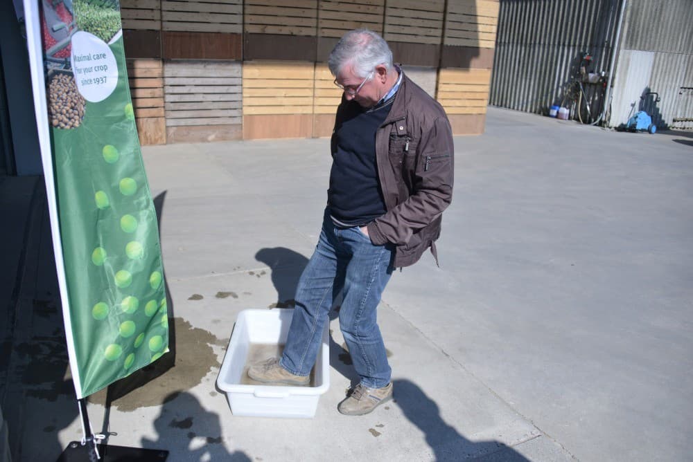 Pootaardappeltelers Wim den Bakker en Peter Timmermans werken sinds december vorig jaar met deze Optica CS optische sorteermachine. Wim en Peter runnen het bedrijf als akkerbouwbedrijf Den Bakker-Timmermans VOF. Ze telen ongeveer 120 hectare pootaardappelen en sorteren ook voor derden. - Foto's: Sytze Bakker