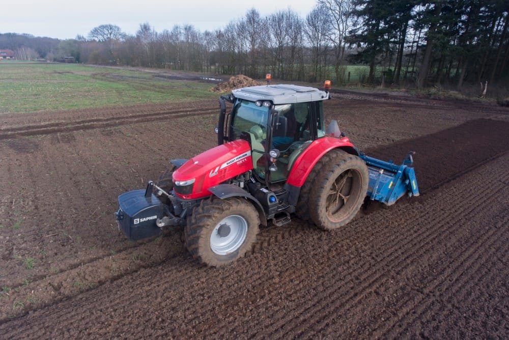 Teunissen is met een Imants-spitmachine nog bezig met de laatste rondjes. De aangedreven pakkerrol maakt op deze zandgrond een mooi vlak zaaibed.