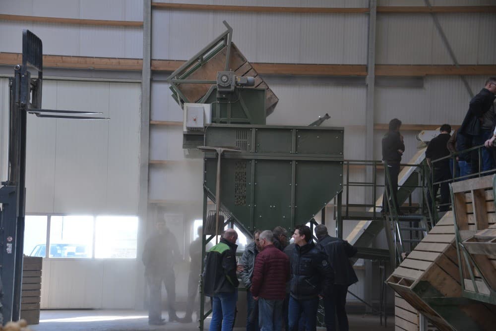 Op een open dag, georganiseerd door machinebouwer Schouten, konden geïnteresseerden de grote machine bekijken. Alle bezoekers werden verzocht in de ontsmettingsbak hun schoeisel te ontsmetten, in verband met bedrijfshygiëne.