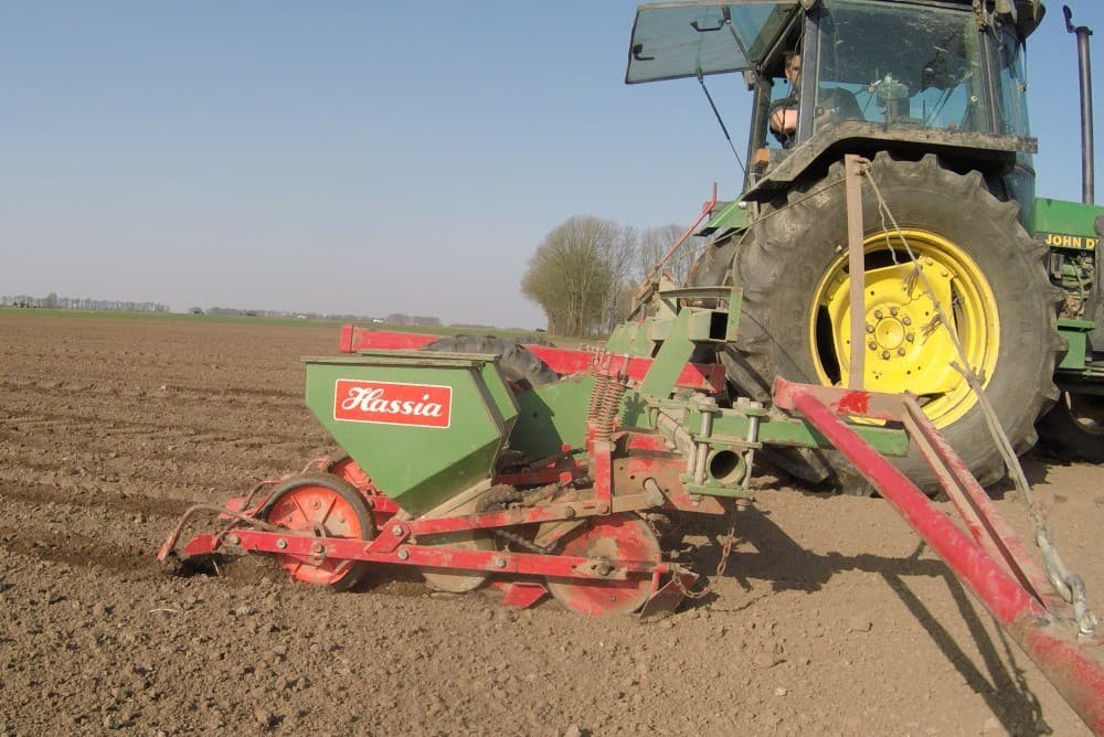 De grond ligt er mooi stevig bij en mede door deze brede banden is er heel weinig insporing.