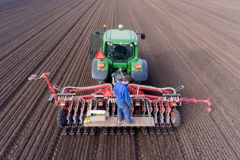 Jeroen Geschiere en Sander Vosjan van Heyboer zaaien met een zaaimachine van Agricola Italiana. De trekker is een John Deere 6330 Premium.