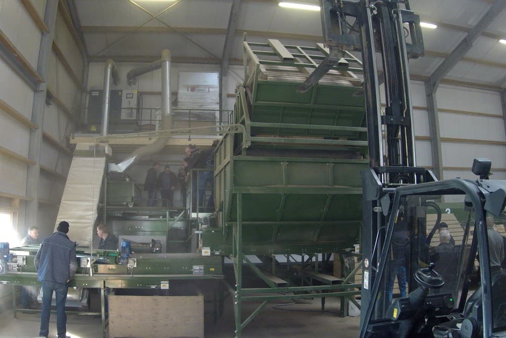 In deze partij Fontane-pootgoed zitten nogal wat groeischeuren. De machine haalt deze er grotendeels uit, maar aangezien de aardappel niet rondom gescand wordt, glippen er nog wel wat door.