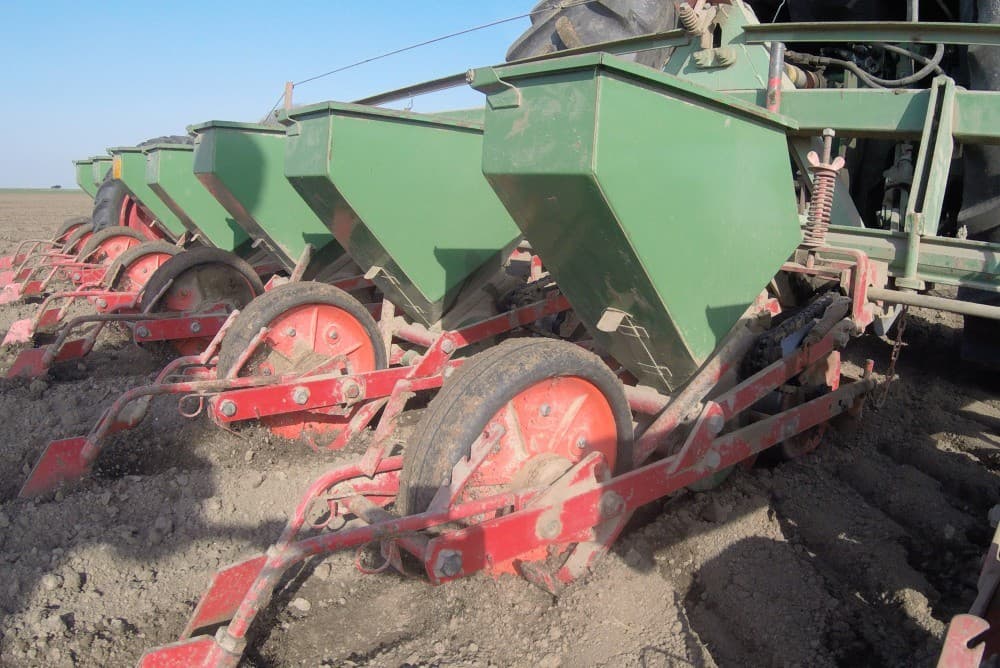 De John Deere 2850 SA is uitgerust met een GPS Trimble-stuurhulp. Dit systeem is uit te wisselen door het stuur op andere (oudere) trekkers over te zetten.