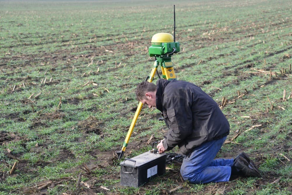 Om op de Veluwse akkers tussen de bomen goed met GPS te kunnen werken is een zogenoemde JD Bol op een driepoot als basisstation ingezet. Dit verbetert de nauwkeurigheid van het GPS-signaal.