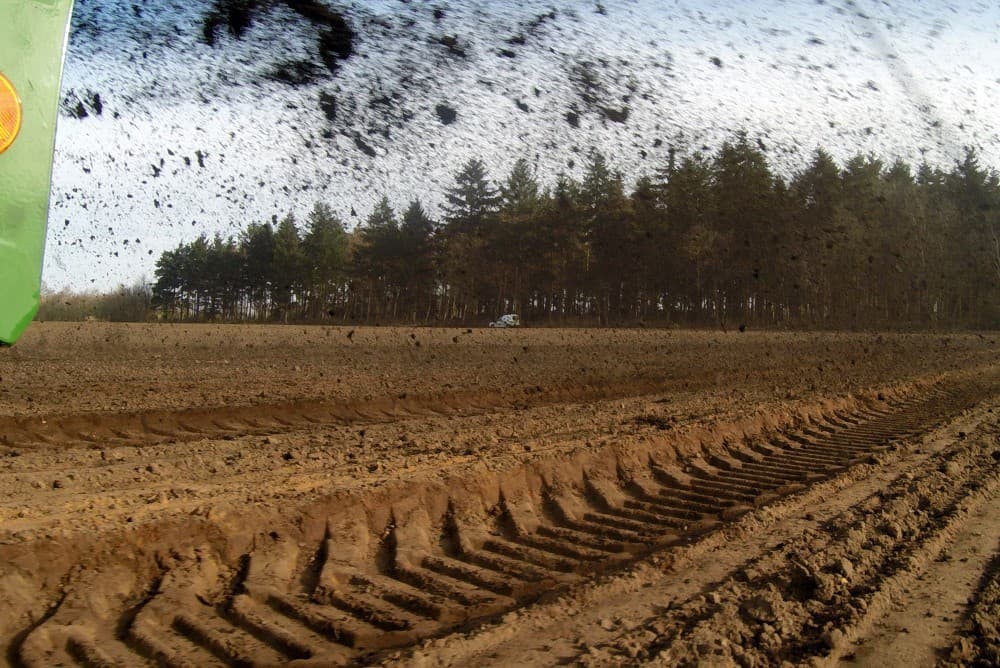 De Bergman-strooier staat op een spoorbreedte van 1,50 meter en past daardoor mooi over de bedden.