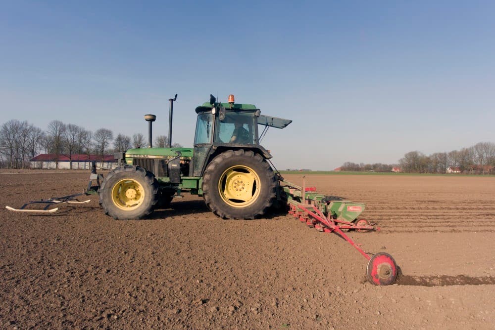 Een mooi gelijkmatig beeld, na het zaaien op de gediepploegde kleigrond.