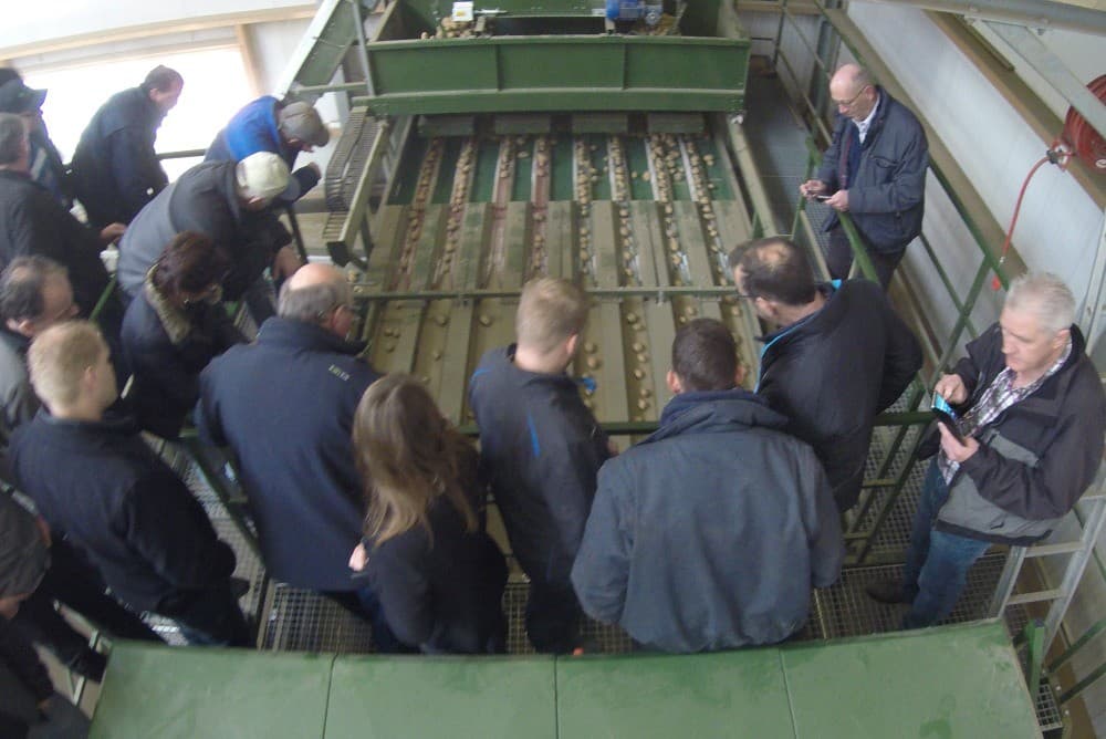 Voor een goede werking van de machine is het belangrijk dat de aardappelen schoon in de machine komen, dus zonder fijne kluitjes en loof. Een egelband zorgt dat alle losse grond en fijne kluitjes van de aardappels gescheiden wordt. Via een retourband gaan  alle poters die niet goed door camera s beoordeeld kunnen worden terug naar de invoer. Dit is ongeveer 25% van de partij.