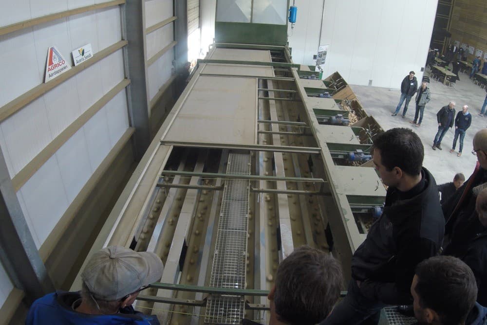 Voor de open dag zijn een aantal afdekkleden verwijderd. Met de kleden dicht zuigt een afzuiginrichting het stof weg. Dit wordt in een soort lade opgevangen. Deze kan er met een heftruck uitgehaald worden om te legen.