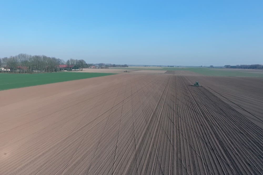 Herman Campmans in Dronten laat 6 hectare suikerbieten zaaien door zijn buurman Johan Knook. Bij de eerste ronde even goed kijken of alles goed gaat. - Foto's: Sytze Bakker