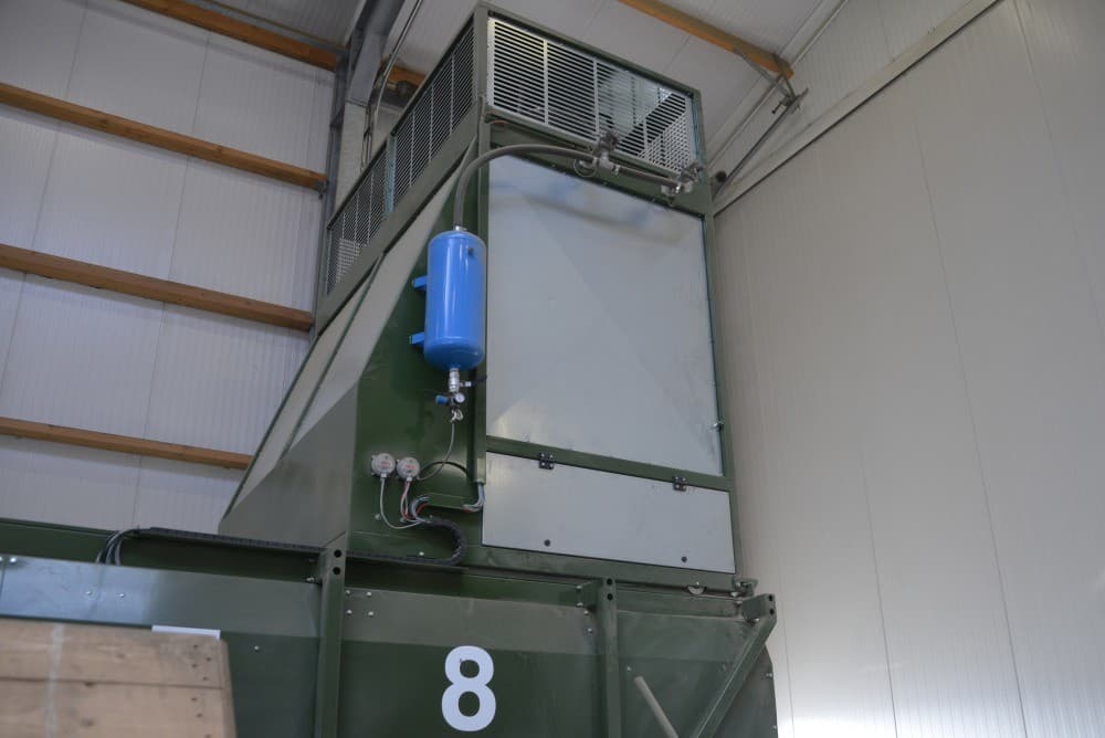 De lasers projecteren een lijn. De lijn wordt vervormd door een aardappel. De camera maakt vervolgens een foto van de vervormde lijn. Aan de mate van vervorming bepaalt de computer een hoogteprofiel. De methode heet  laser triangulatie .