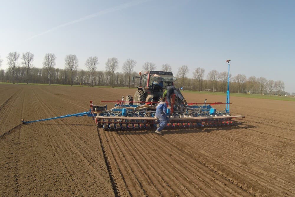 Jacco Rook van loonbedrijf Cintegro zaait met een Valmet-trekker en een Monosem 3 x 2,25 meter zaaimachine. Per bed worden er 8 rijen gezaaid.