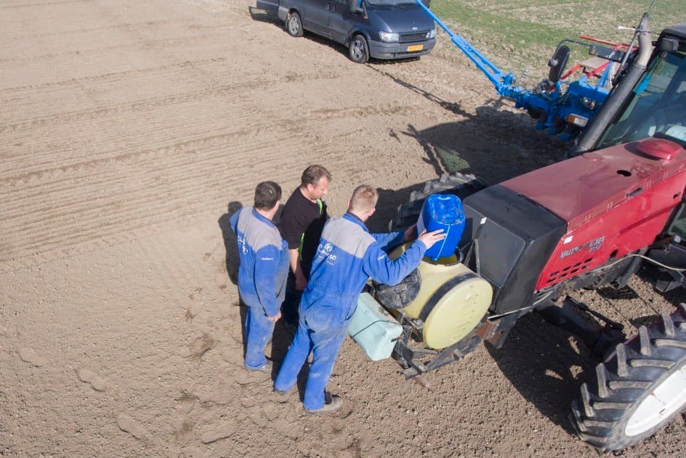 De uien krijgen vloeibare fosfaat mee. De tank wordt bijgevuld met Top Flow PK 30 5.