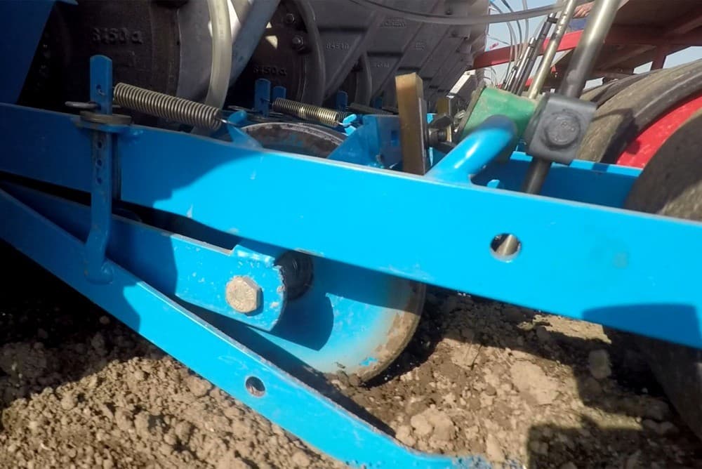 Een dun straaltje Top Flow op de gezaaide rij komt direct bij het zaad. Deze meststof bevat 30% P en 5% K. De uien krijgen hiervan 20 liter per hectare.