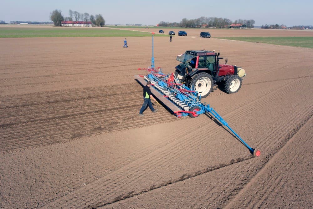Tot slot nog een mooi overzicht met volop activiteit in de omgeving. De akkerbouwers houden zich nog vooral bezig met kunstmeststrooien.