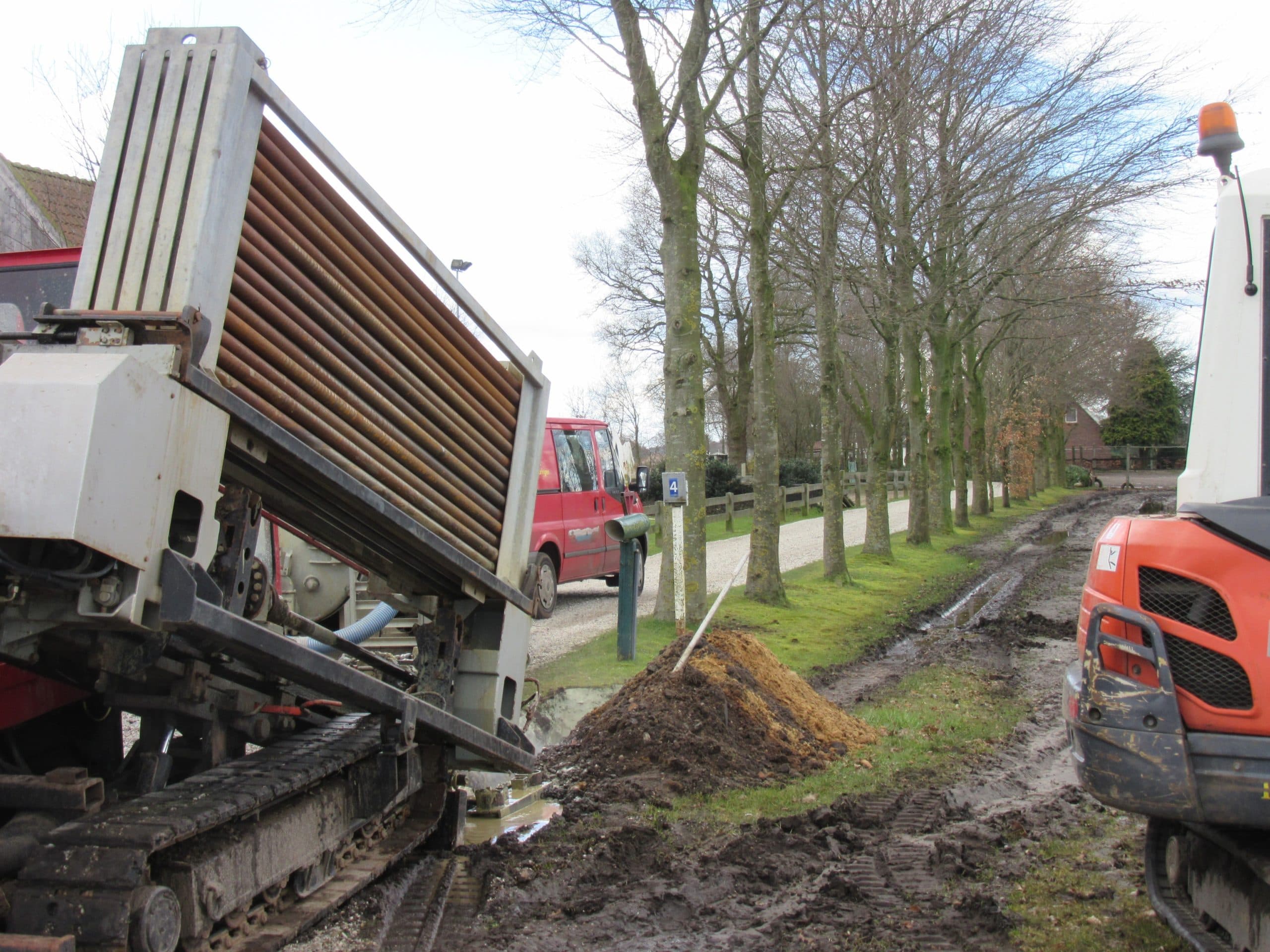 Het aanleggen van kabels in het buitengebied van Twente. Foto: Cogas