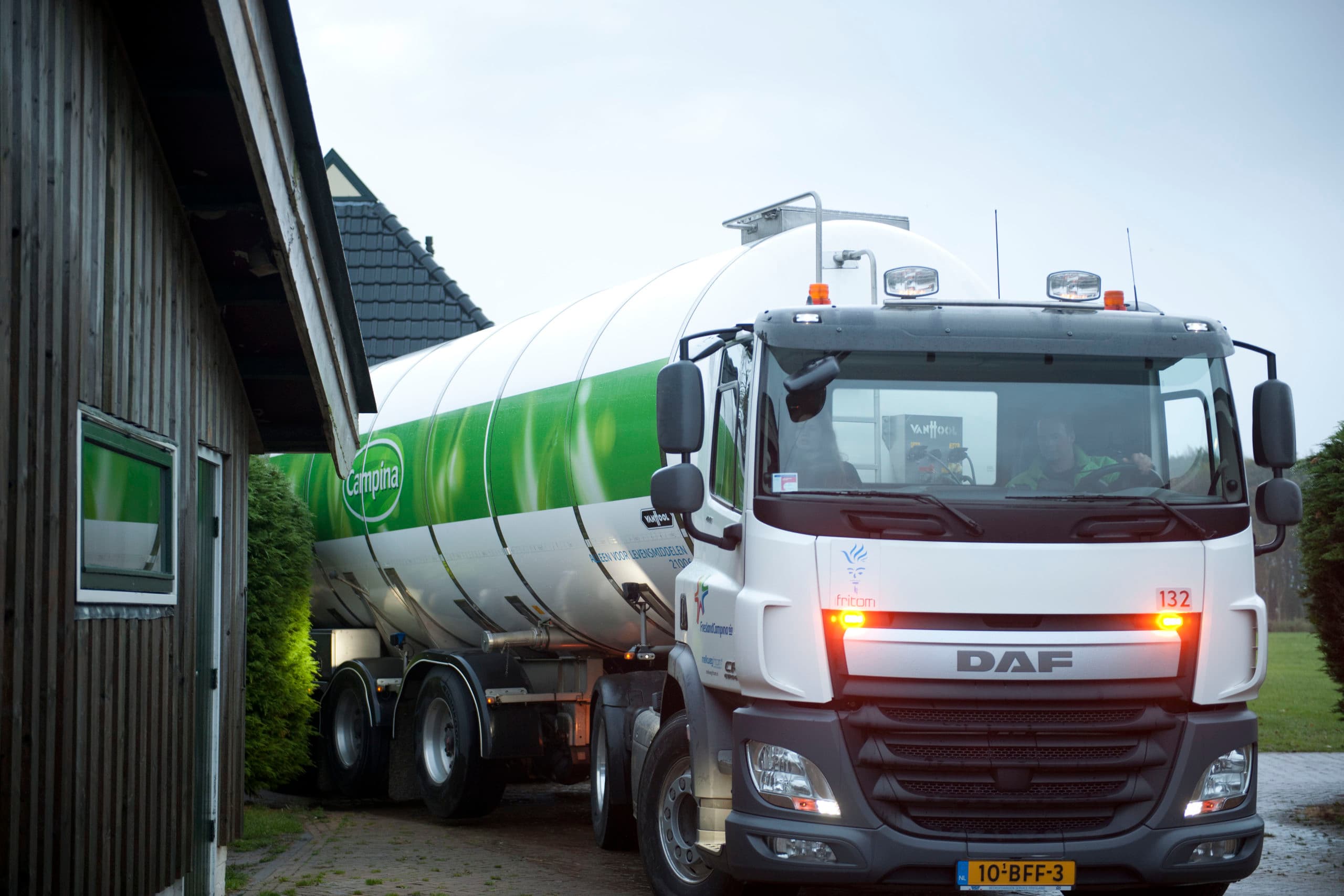 FrieslandCampina worstelde afgelopen jaar met de sterk toegenomen melkstroom. - Foto: Mark Pasveer