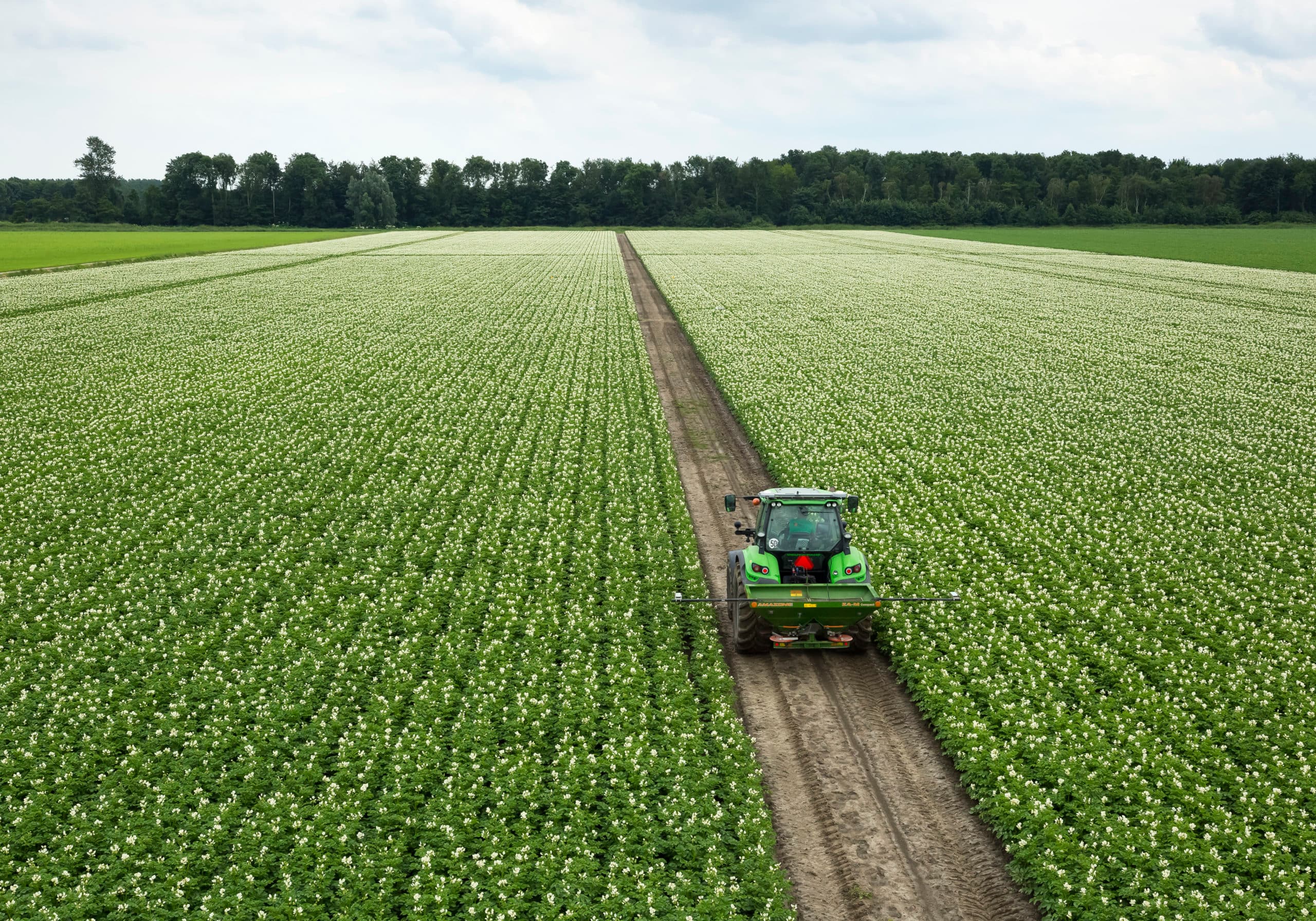 Plaatsen van vochtsensoren in een demoveld. Precisielandbouw breekt door een combinatie van factoren nog niet echt door. - Foto: Ruud Ploeg