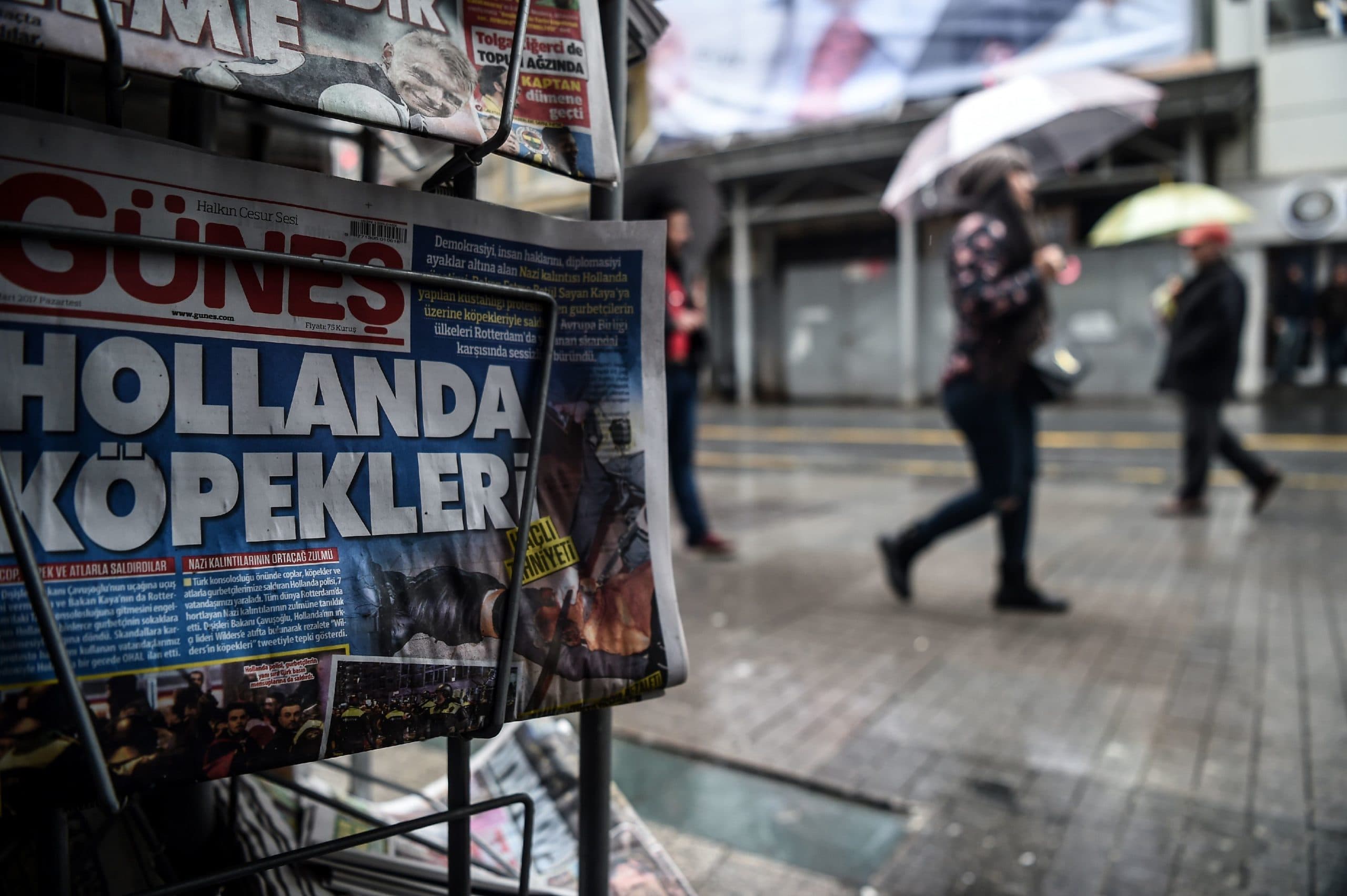 Een Turkse krant bericht over de diplomatieke spanningen tussen Turkije en Nederland. Foto: ANP