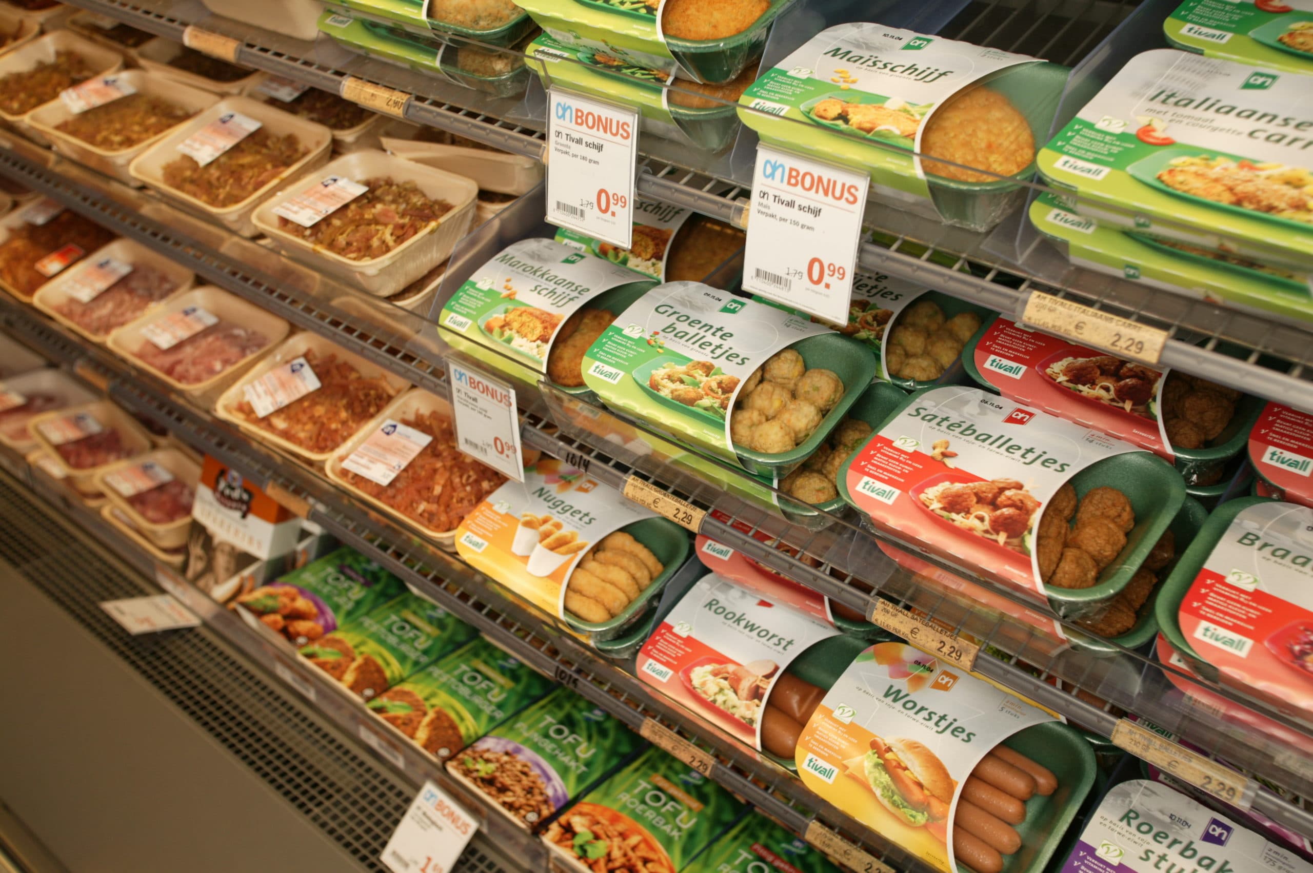 Supermarktschap met vleesvervangers - Foto: Jan Willem Schouten