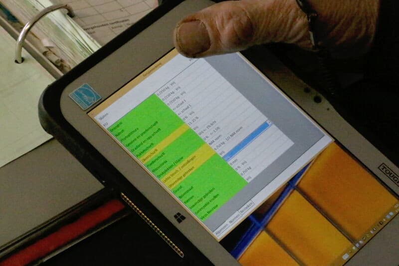 Voor er kan worden geladen, wordt het pootgoed eerst onderworpen aan een inspectie door de NAK. Onder toeziend oog van Bart Vermue controleert NAK-keurmeester Wim van de Waart hier de maatvoering van het pootgoed.