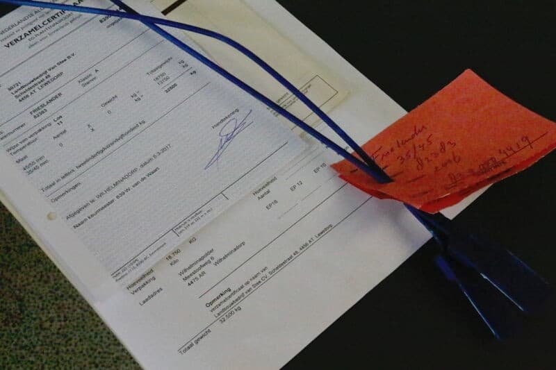 Het administratieve deel is afgerond en het begeleidende certificaatlabel wordt afgestempeld.