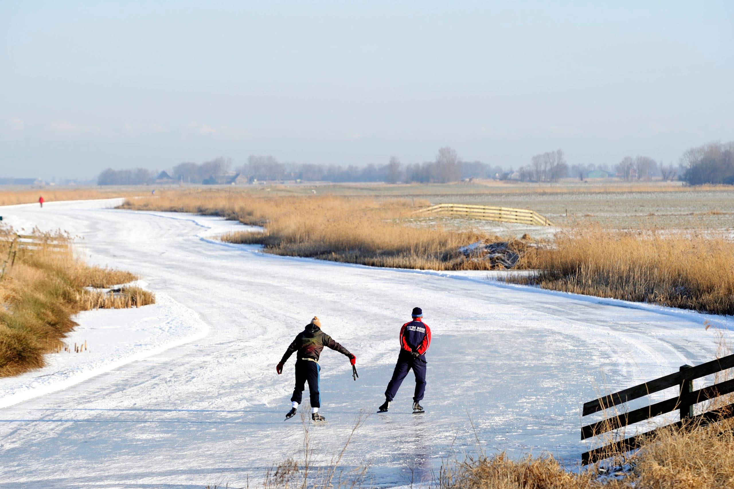 2012-02-02 00:00:00 BARTLEHIEM - Twee schaatsers op de Bonkevaart in de nabijheid van Bartlehiem. ANP XTRA LEX VAN LIESHOUT