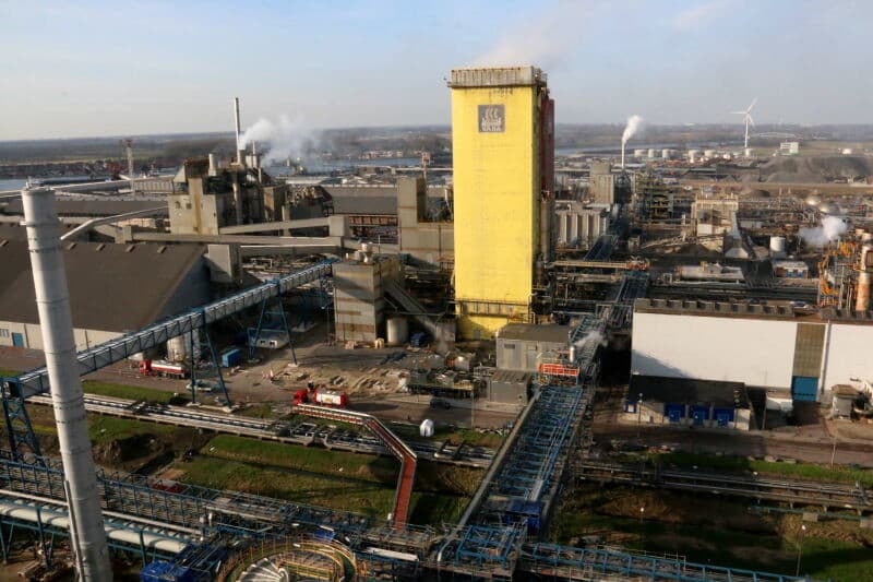 Alle kunstmest wordt in bulk uitgeleverd. Het overgrote deel, meer dan 80%, wordt per schip afgevoerd. Hier wordt een coaster met Amidas geladen en dat gaat via een storttrechter in de vorm van een banaan met 400 ton per uur. De zwavel in Amidas is een van stoffen die niet door Yara Sluiskil wordt geproduceerd maar wordt ingekocht.