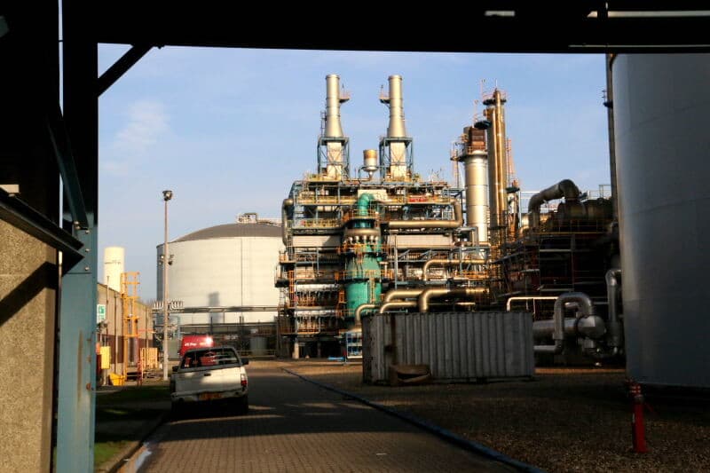 Er worden niet alleen meststoffen geproduceerd, maar bijvoorbeeld ook milieu-additieven voor dieselmotoren. Onder de merknaam Air1 maakt Yara een AdBlue oplossing die geïnjecteerd in uitlaatgassen de verzurende emissies in uitlaatgassen omzet in stikstof en water. Dit proces bespaart ongeveer 3% aan brandstofverbruik. Hier de truckverlading Air1. In 2016 werd 926.000 ton Air1 verladen via trucks en schepen. Hoewel Yara Sluiskil bekend staat als kunstmestfabriek en daarin de grootste van Noordwest Europa is, bedroeg het volume industriële producten in 2016 zo'n 40% van het totaal verladen producten.