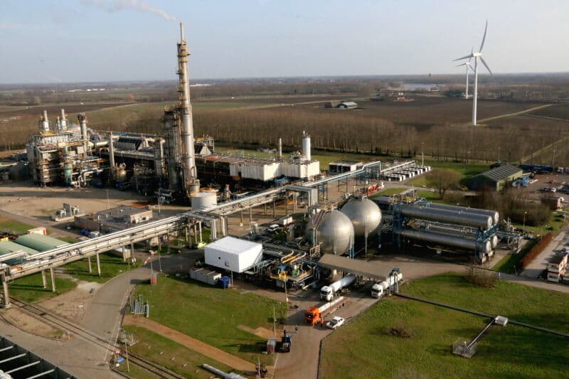 De productiesite is een complex samenspel van verschillende fabrieken. De (deel) producten van de verschillende fabrieken kunnen weer nodig zijn voor andere productieprocessen. Immense leidingstraten vervoeren gassen, vloeistoffen, stoom en elektra naar de verschillende fabrieken op het 135 hectare grote terrein.