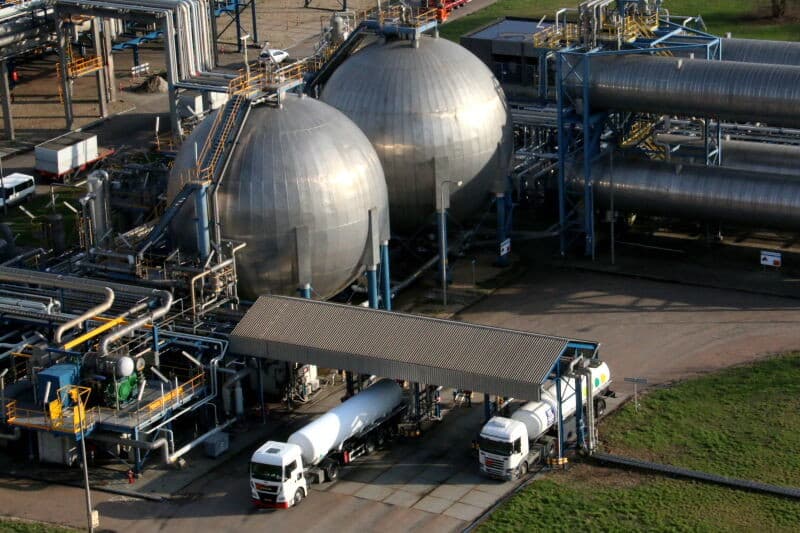 Het aardgas wordt gekraakt door middel van hoge druk en temperatuur. Het ontstane waterstof wordt vervolgens aan stikstof uit de lucht gebonden, waardoor ammoniak ontstaat. Bij het kraakproces komt ook CO2 vrij. Op de foto een ammoniakfabriek links en de opslag voor CO2 rechts. Ammoniak is de basis van de meststoffen en gaat grotendeels naar vervolgprocessen op de productiesite. Ook het grootste deel van de CO2 wordt op het bedrijf verwerkt. Hier worden ureumproducten van gemaakt.