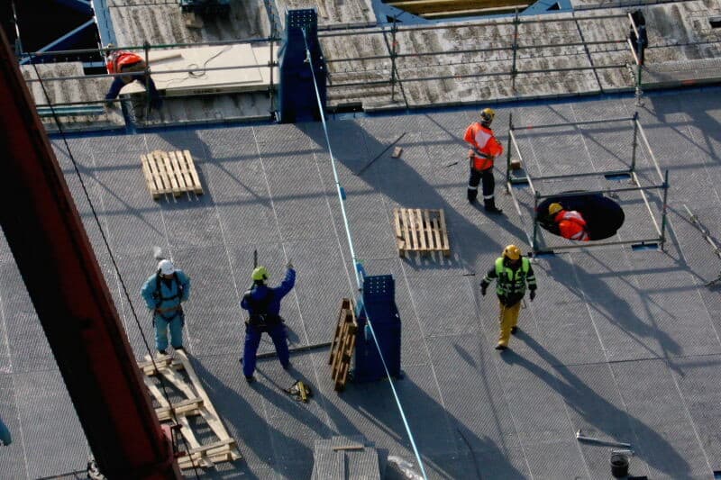 In Urea-7, hier op de voorgrond, wordt ammoniak en CO2 verwerkt tot ureumoplossing. In het midden een bouwfase van Urea-8 waarmee ongeveer een jaar geleden is begonnen. In Urea-8 wordt de ureumoplossing uit Urea-7 verder opgewerkt tot een ureumgranulaat. Het lange gebouw rechts is de opslagsilo voor nitraatmeststoffen met rechts daarnaast de fabriek voor de granulatie van ammoniumnitraat.