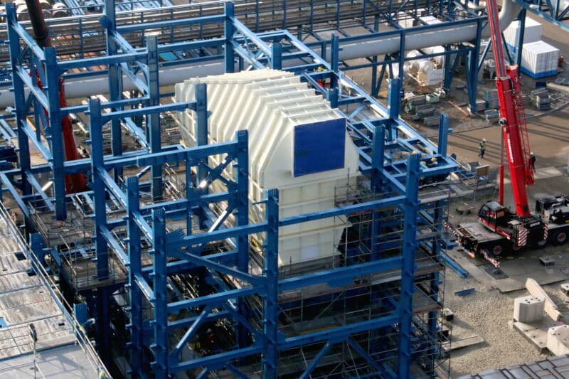 Kunstmest is niet weg te denken in de gangbare landbouw. Yara Sluiskil in Zeeuws-Vlaanderen is een belangrijke producent van stikstofmeststoffen. Hier een overzicht van een deel van de fabrieksinstallaties met in het midden de prilltoren die op termijn wordt vervangen. De nieuwe toren is al in aanbouw. De fabricageprocessen worden steeds geperfectioneerd waardoor deze fabrieken volgens Yara tot de meest energie-efficiënte ter wereld behoren. Foto's: Anton Dingemanse