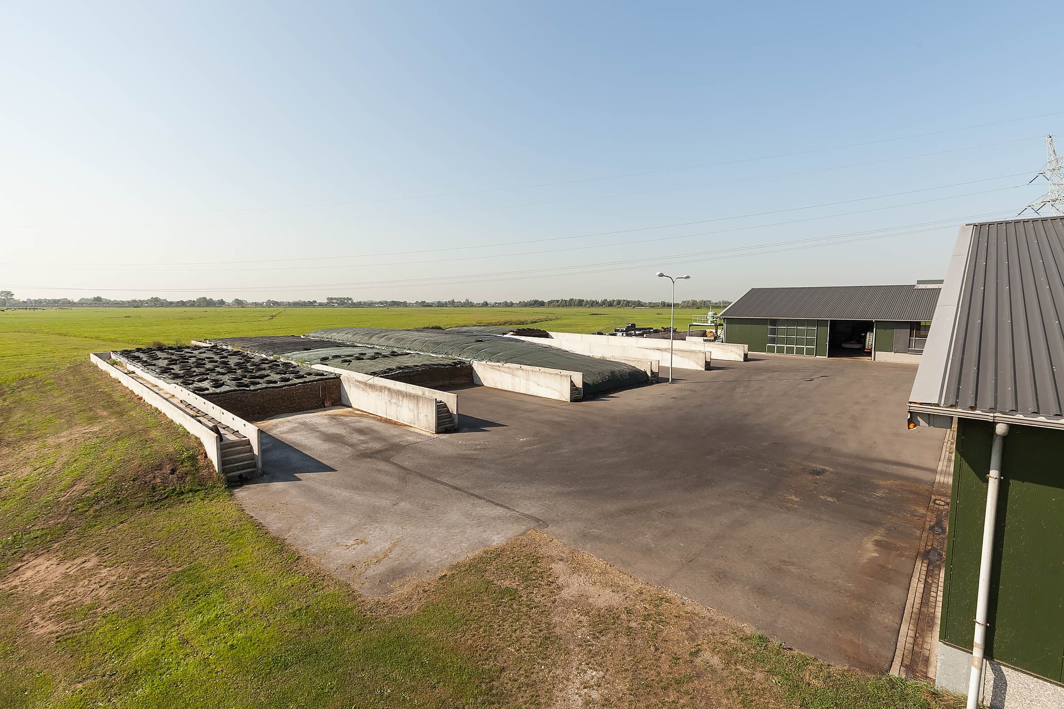 De ruimte is voorzien van onder andere een bar. De skybox is te verhuren voor bijvoorbeeld vergaderingen.
