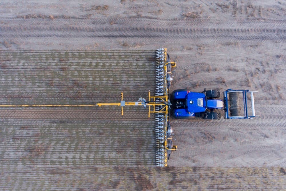 De grond is zacht genoeg om de mest er voldoende onder te krijgen, vooral in de rugjes van de drainage.