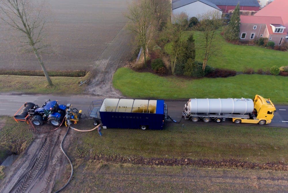 Het land is na het draineren bepaald niet vlak. De ruggen boven de drainage worden met de sleepslang afgevlakt, al kost dat wel wat meer trekkracht.