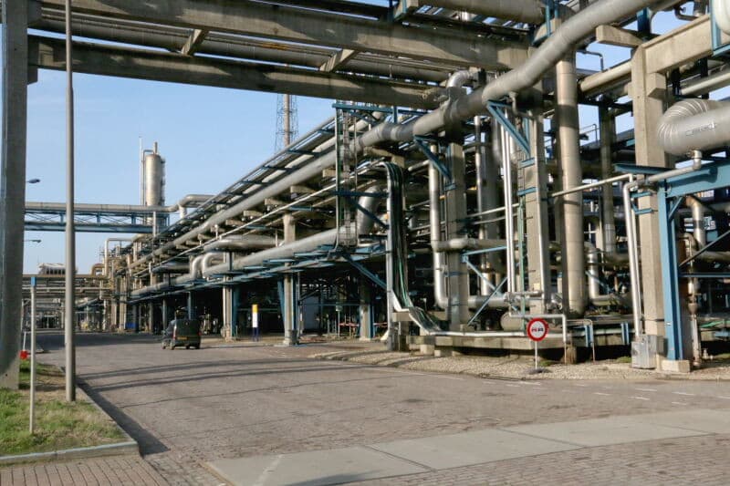 De benodigde vulstof om de korrels te produceren is hoofdzakelijk dolomiet dat in eigen groeven in België gewonnen wordt. Op het bedrijf van Yara wordt de kalk gebroken, gemalen en geprepareerd, zodat het geschikt is om kunstmestkorrels ervan te maken.