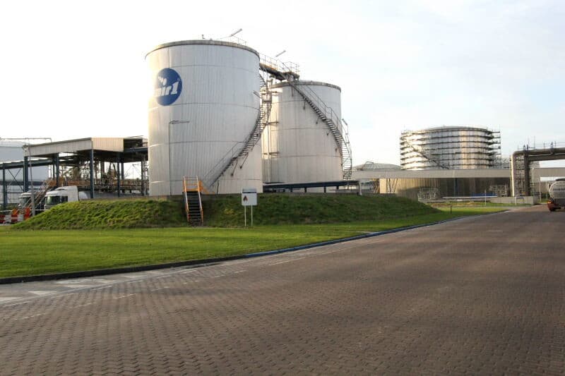 Om de vloeibare meststoffen in korrels om te zetten worden kleine stofkernen over een zogenaamd wervelbed gevoerd waarbij minuscule meststofdruppeltjes zorgen dat er een korreltje ontstaat. Het zogenoemde 'sneeuwbaleffect'. De goede maat is tussen 3,2 millimeter en 3,5 millimeter. Alles wat kleiner of groter is gaat na zeven en ontstoffen weer terug in het proces. Deze wervelbedmethode werd eind jaren 70 in de vorige eeuw in Sluiskil uitgevonden en wordt nu wereldwijd toegepast in vrijwel alle granulatiefabrieken. Hier op de foto de nu nog zichtbare granulator van Urea-8.