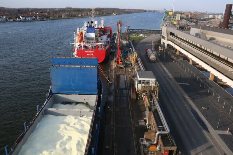 De gebruiksklare kunstmestkorrels worden tot levering opgeslagen in een silo van 100.000 ton met afzonderlijke compartimenten. De machines (krassers) om de silo's te legen zijn vergelijkbaar met de machines die hiervoor in graansilo's worden gebruikt. Hoewel een bedrijf als Yara constant innoveert en de laatste 5 jaar maar liefst ¬ 700 miljoen investeerde in nieuwe installaties worden onderdelen, die niet zijn verouderd en nog goed functioneren, nog in bedrijf gehouden. Een van de silo's is nog van 1929, het jaar van oprichting en voldoet nog steeds aan de huidige eisen.