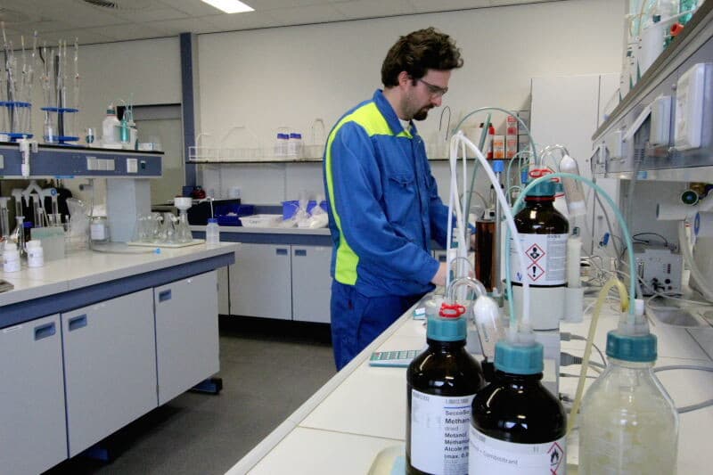 Een deel van de CO2 wordt meteen uitgeleverd voor industriële doeleinden, bijvoorbeeld de voedingsindustrie (bubbeltjes in limonade), of voor glastuinbouw die CO2 gebruikt voor de groententeelt. Tankwagens staan te laden bij het uitgiftepunt. Het opgewarmde koelwater dat vrijkomt bij de kraakprocessen dient voor kasverwarming van de nabij gelegen kascomplexen. Dit water komt na gebruik weer retour en wordt weer ingezet voor koeling.