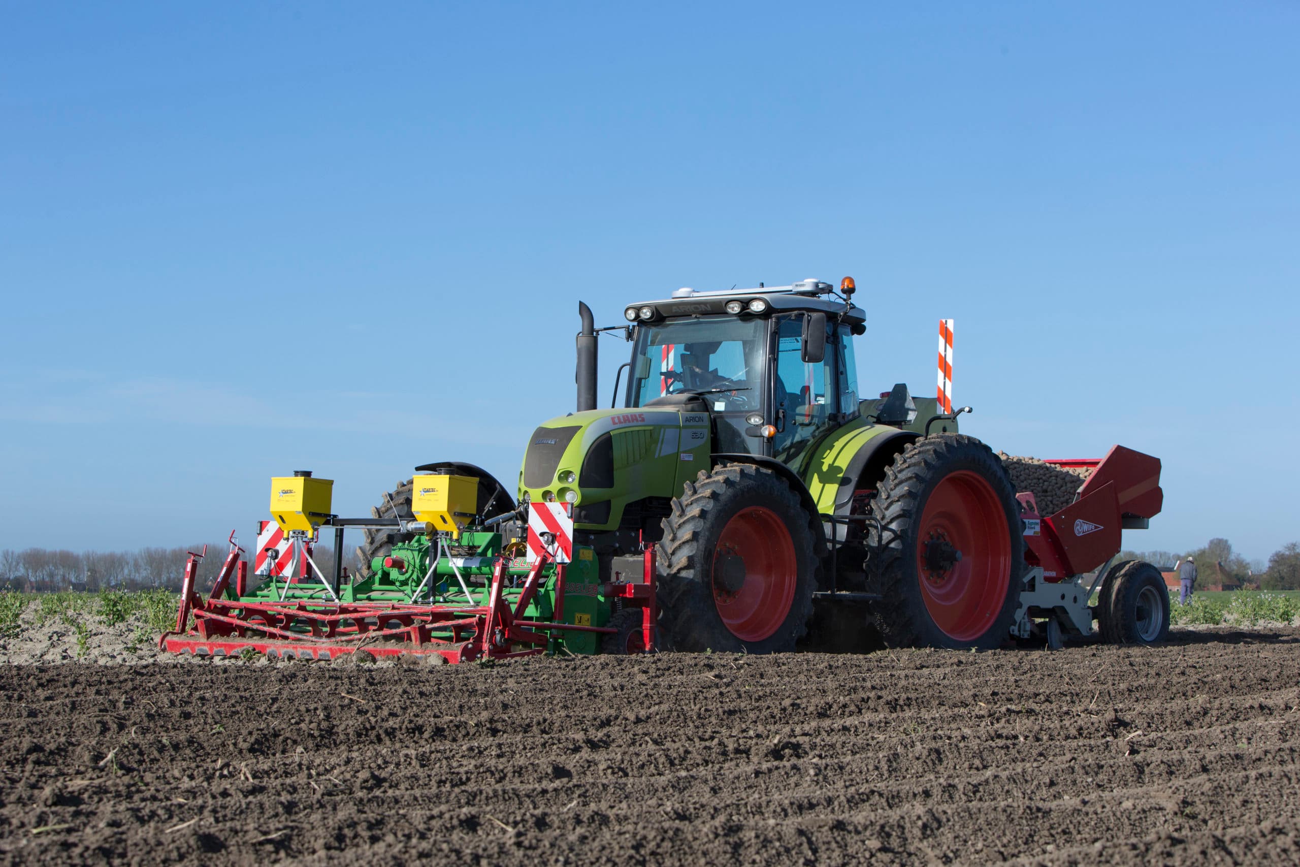 Aardappelen poten in de Bouwstreek in Noord-Friesland. "Telers van consumptie- en van pootaardappelen moeten meer samenwerken."