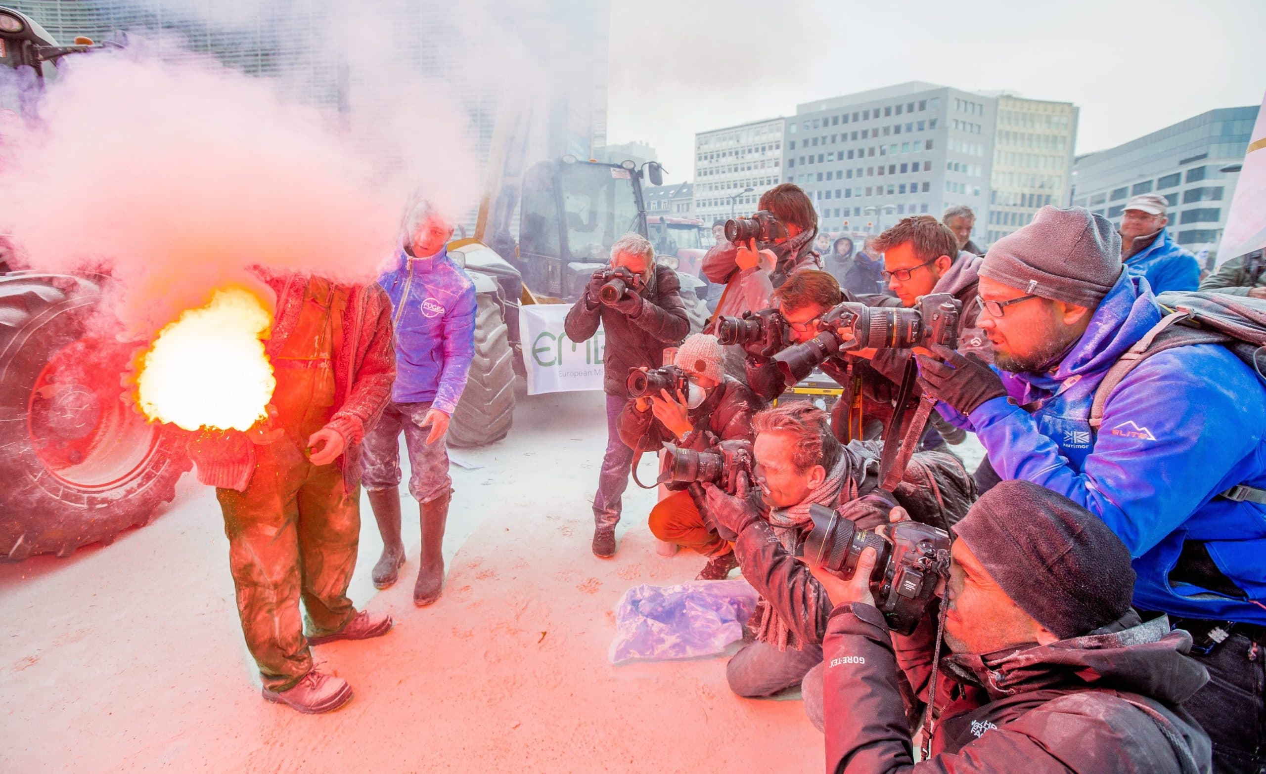 Boerenprotest in Brussel met brandend melkpoeder