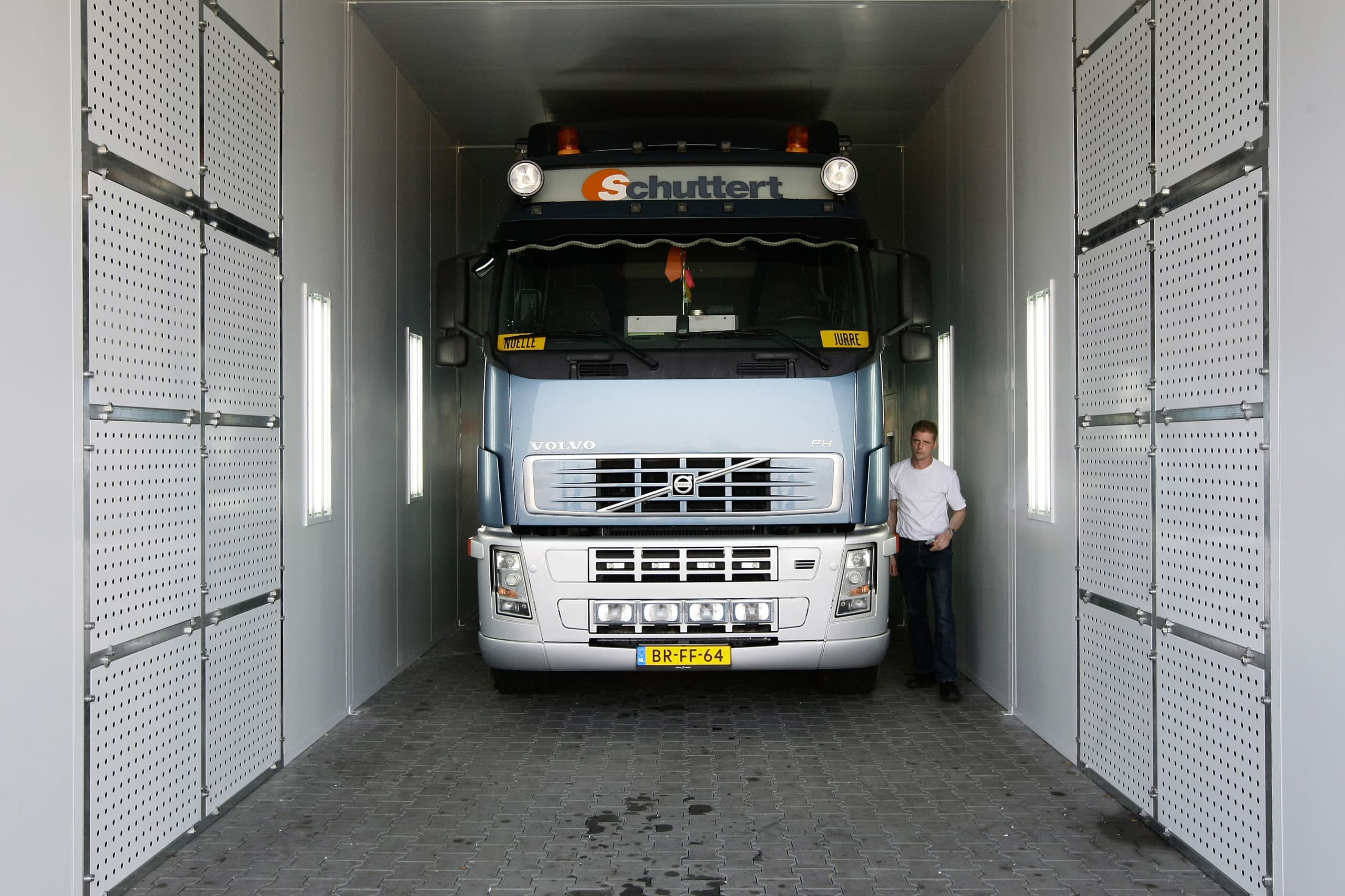 De truck cooking-cel van Jan Schuttert. Hier verhit hij veeauto's om deze kiemvrij te maken. - Foto: Ronald Hissink