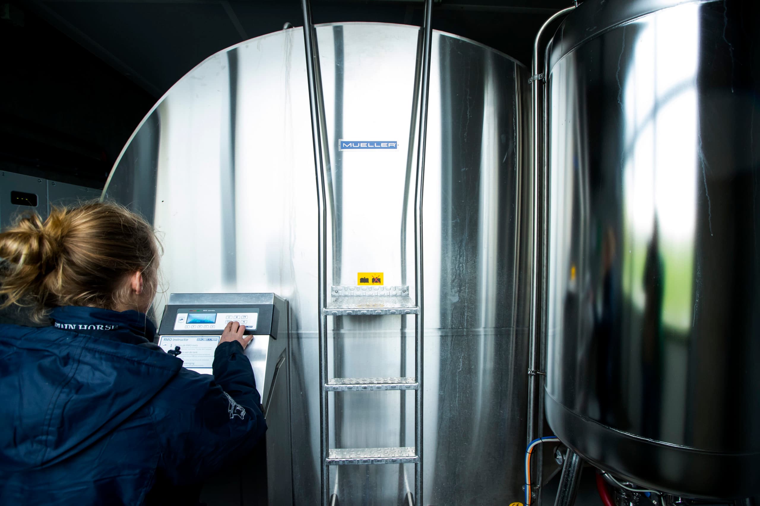 Gegevens invoeren bij de melktank. Foto: ANP