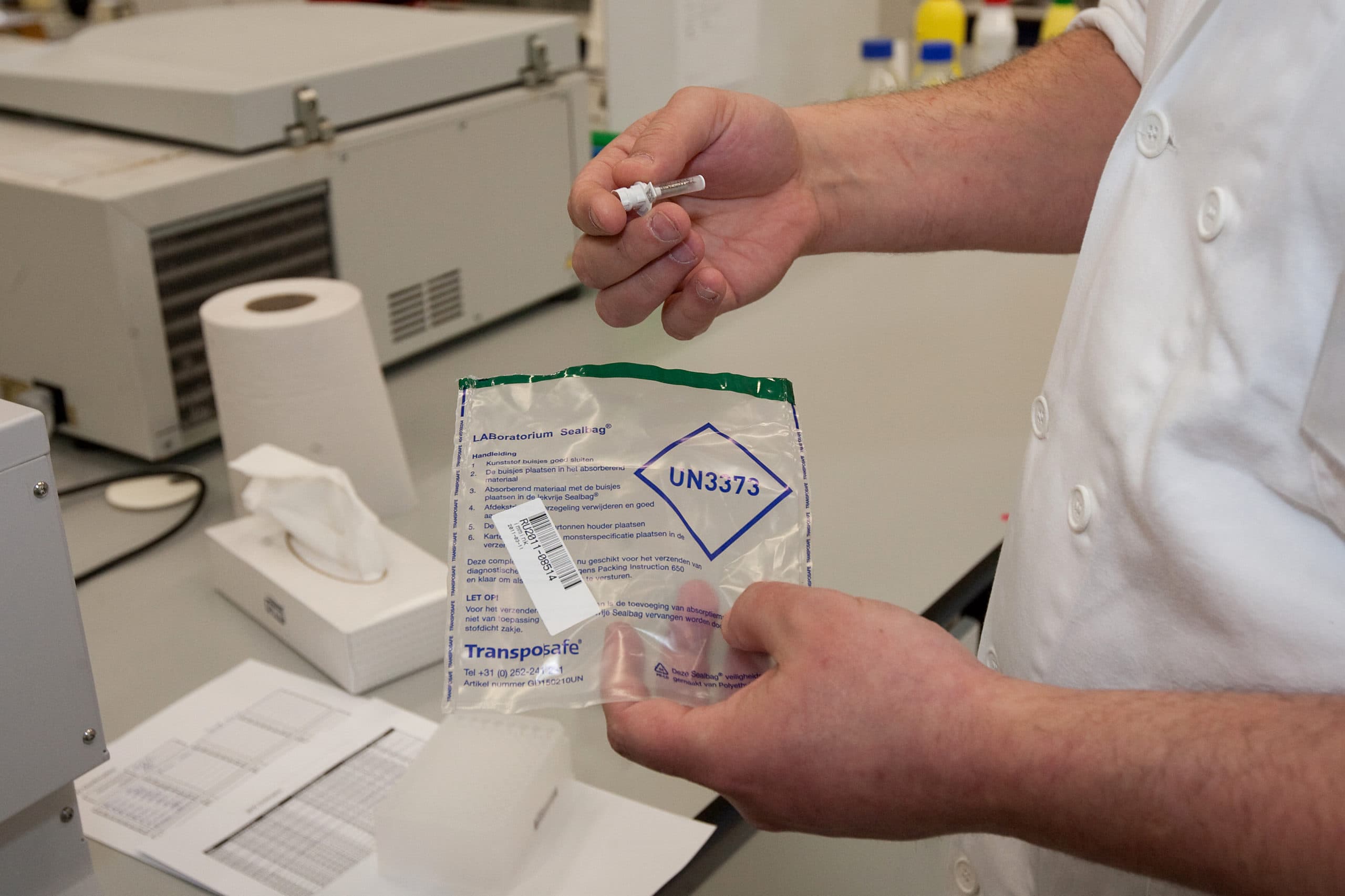 In het laboratorium van de Gezondheidsdienst voor Dieren worden biopten onderzocht op de aanwezigheid van het viris BVD. Foto: Ronald Hissink