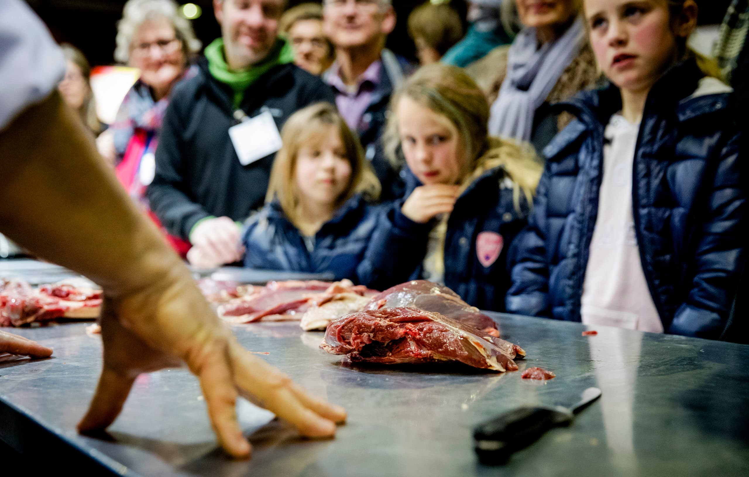 Bezoekers bekijken de stands met trends op biologisch voedselgebied op Bio-beurs in de IJsselhallen. Foto: Robin van Lonkhuijsen