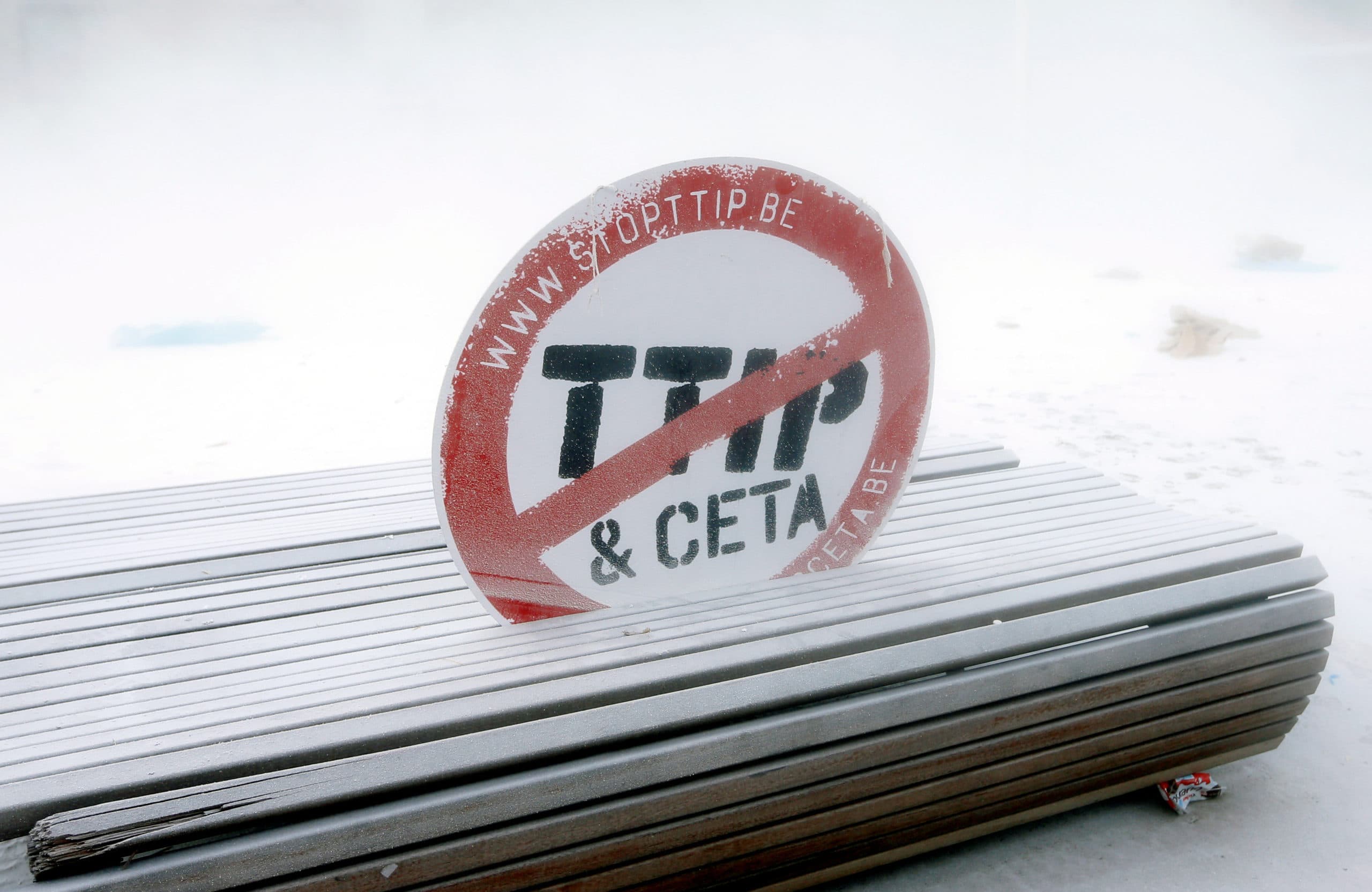 Een bord dat oproept af te zien van de TTIP en CETA verdragen is achtergelaten op een bankje, na de boerenprotesten bij het kantoor van de Europese Commisie op 23 januari. Foto: Reuters