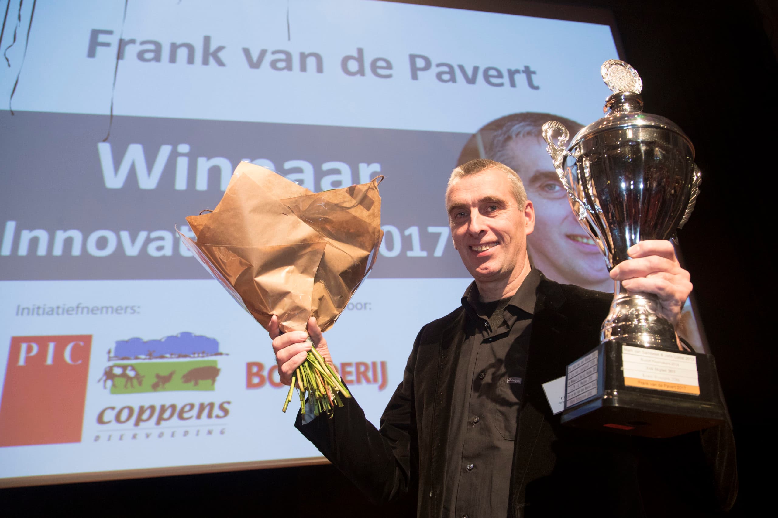 Frank van de Pavert met de wisselbeker. Foto: Koos Groenewold