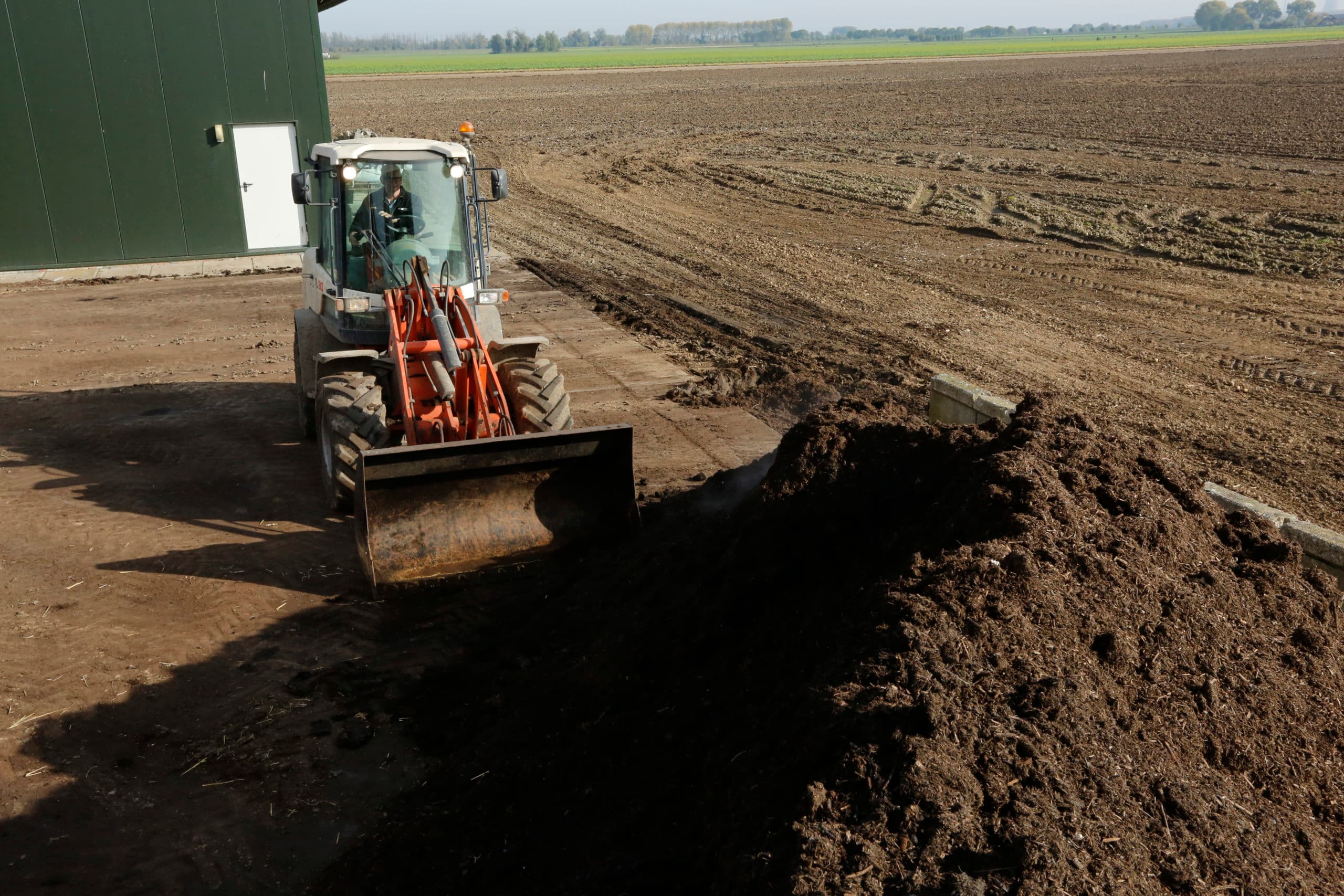 Laden van compost. Verhogen van organische stofgehalte gaat het snelst met compost